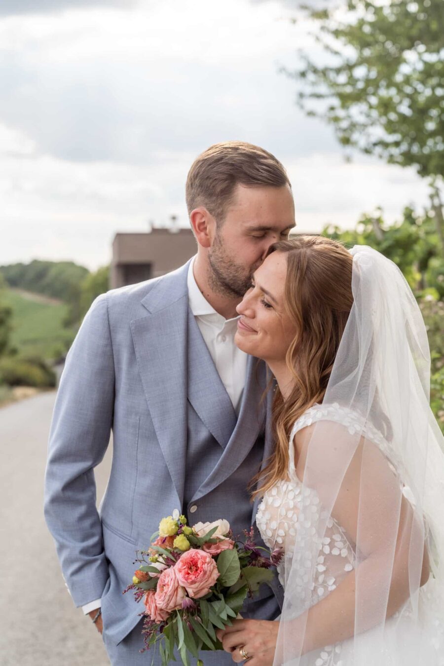 Hochzeit Steinburg Würzburg | Editorial Style & Party | Florian Knusper 57 Brautpaar mit Blumenstrauß im Freien