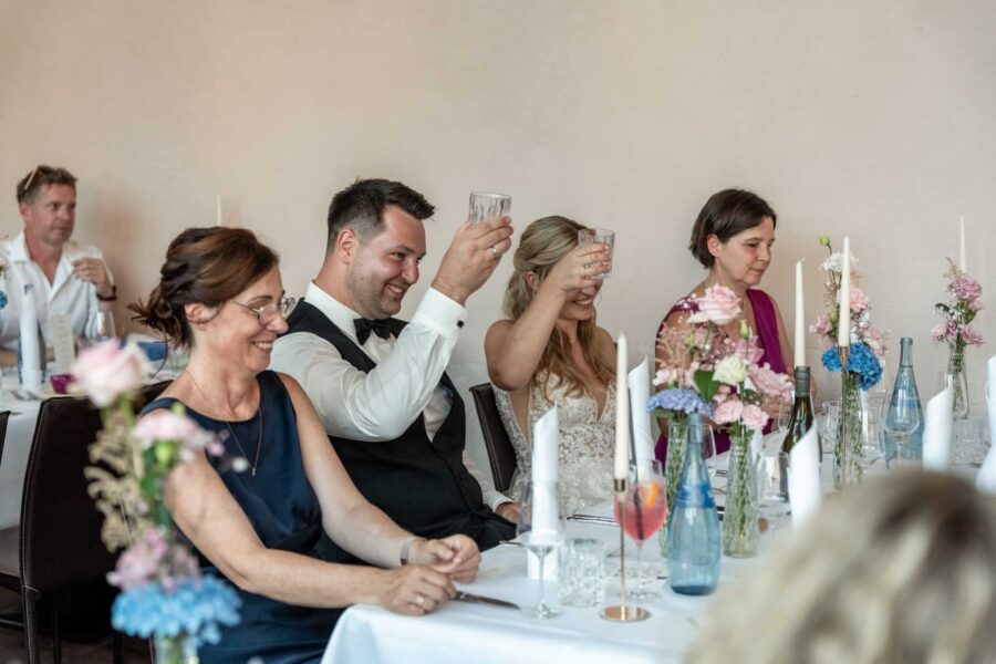 Gäste stoßen bei Hochzeitsfeier an