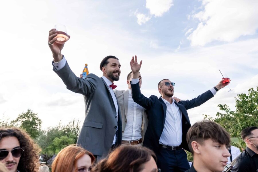 Gäste feiern ausgelassen im Freien mit Getränken