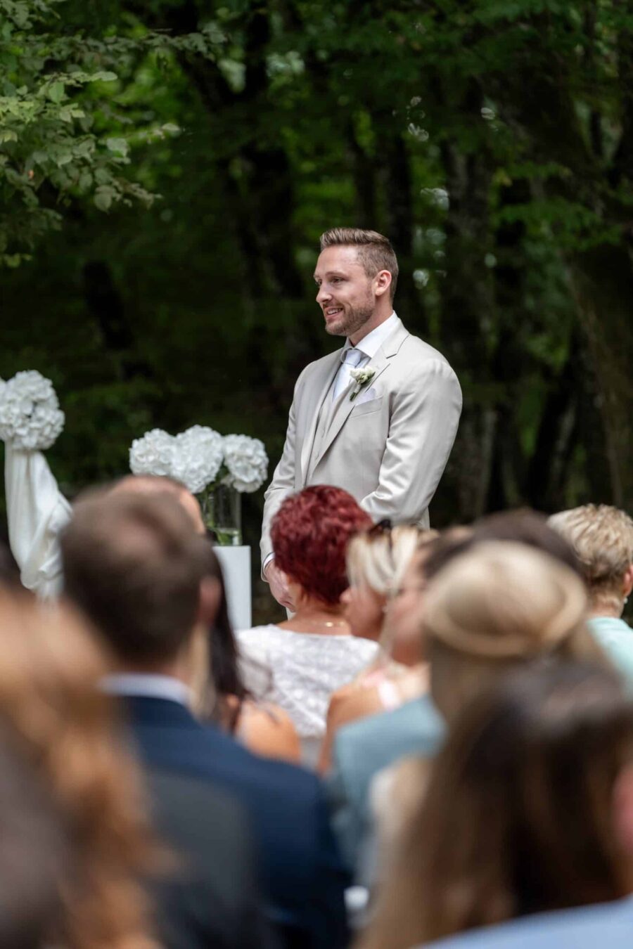 Gäste bei der Outdoor-Hochzeitszeremonie