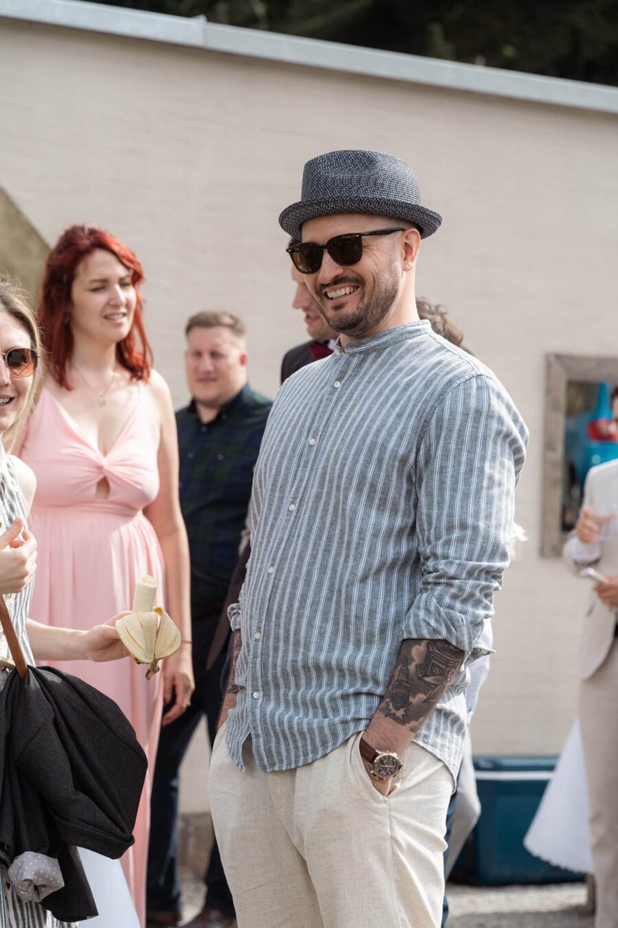 Gäste bei sommerlicher Hochzeitsfeier im Freien