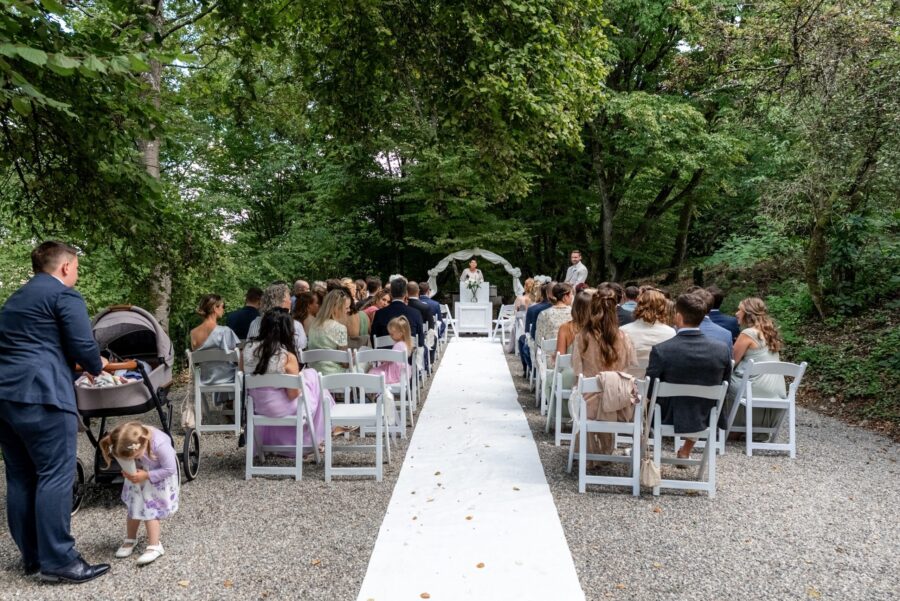 Gartenhochzeit mit Gästen und Altar im Freien