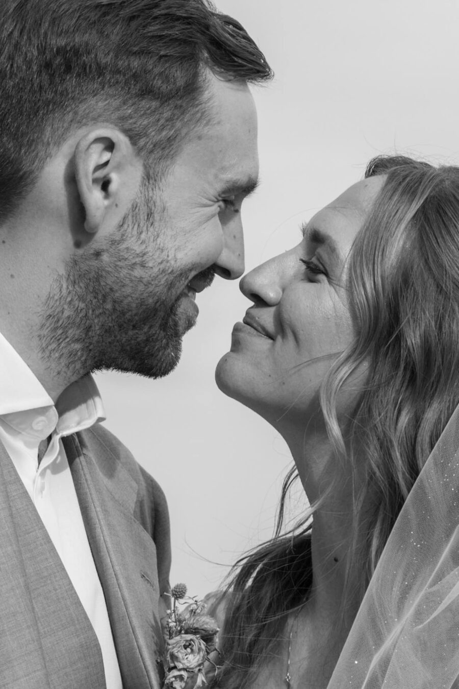 Hochzeit Steinburg Würzburg | Editorial Style & Party | Florian Knusper 153 Brautpaar lächelt sich innig an
