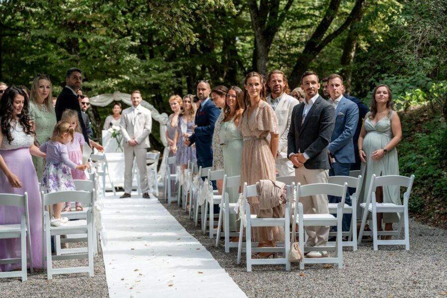 Hochzeit Villa Oriental | Editorial Summer Vibes & Live Cooking 368 Gäste stehen bei Trauung im Freien.