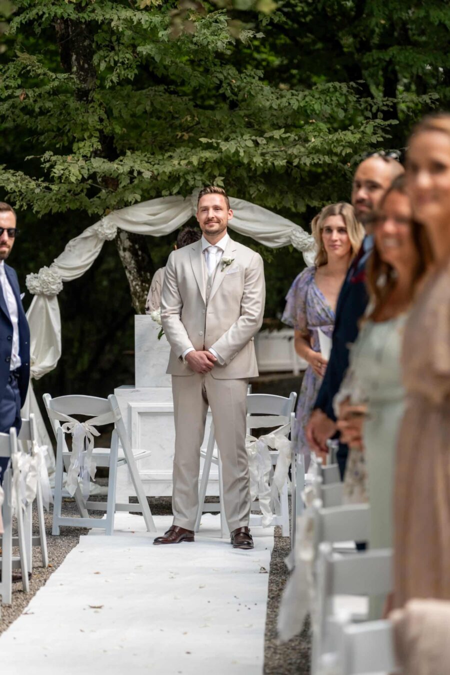 Bräutigam am Altar, Outdoor-Hochzeitszeremonie