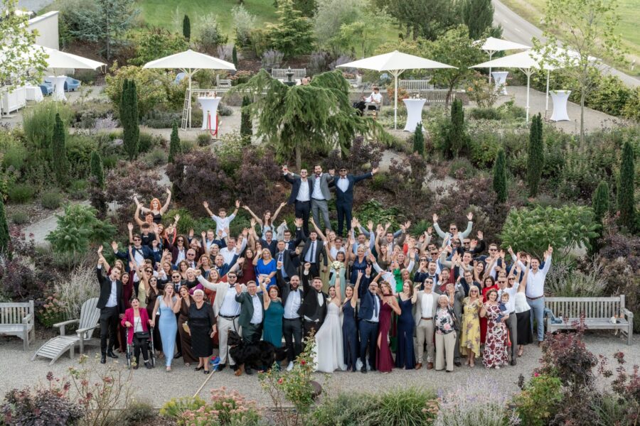 Hochzeitsgesellschaft im Garten mit Rasen und Sitzplätzen