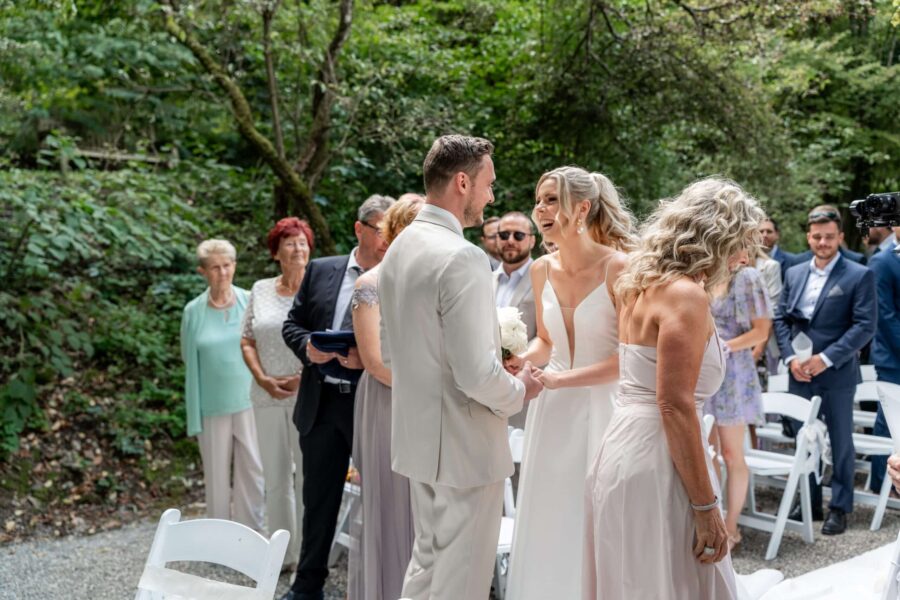 Hochzeit Villa Oriental | Editorial Summer Vibes & Live Cooking 372 Brautpaar bei Trauung im Garten mit Gästen.