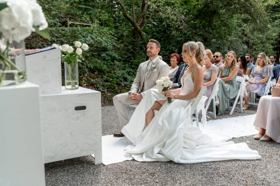 Hochzeitszeremonie im Freien mit Brautpaar und Gästen