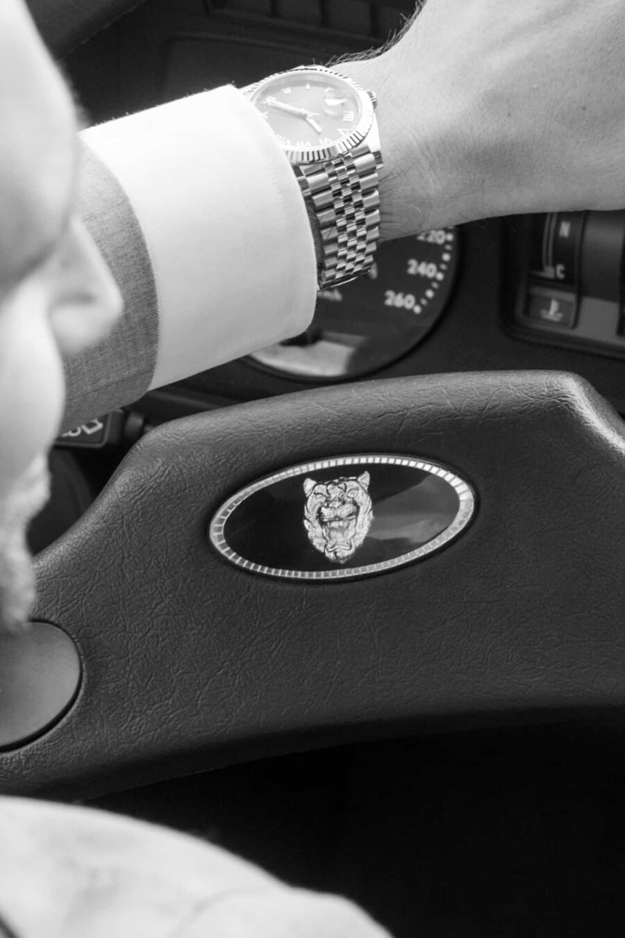 Hochzeit Steinburg Würzburg | Editorial Style & Party | Florian Knusper 155 Lenkrad eines Oldtimers vor Hochzeit.