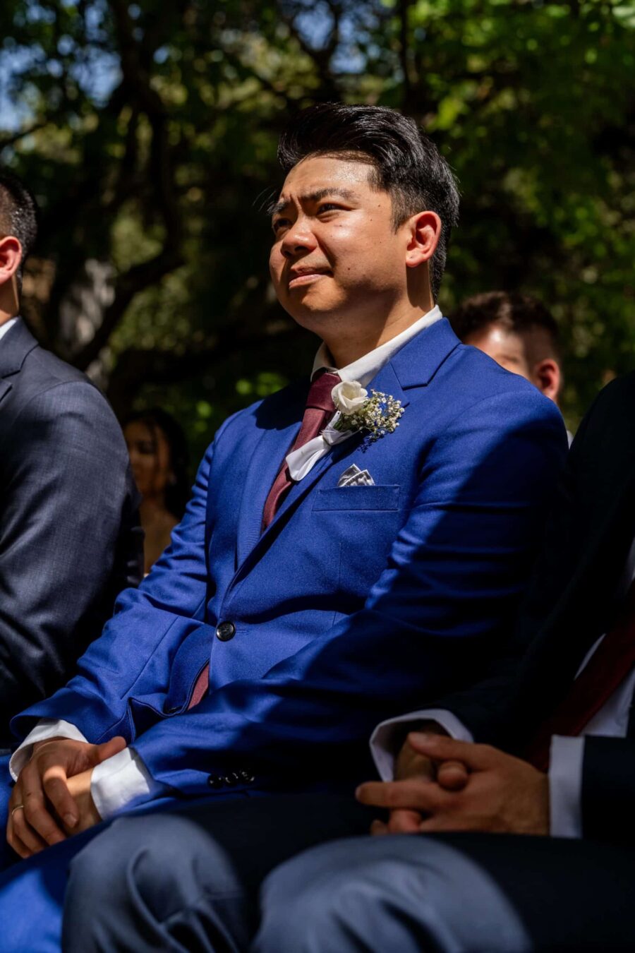 Gartenhochzeit bei Sonnenlicht mit Gästen.