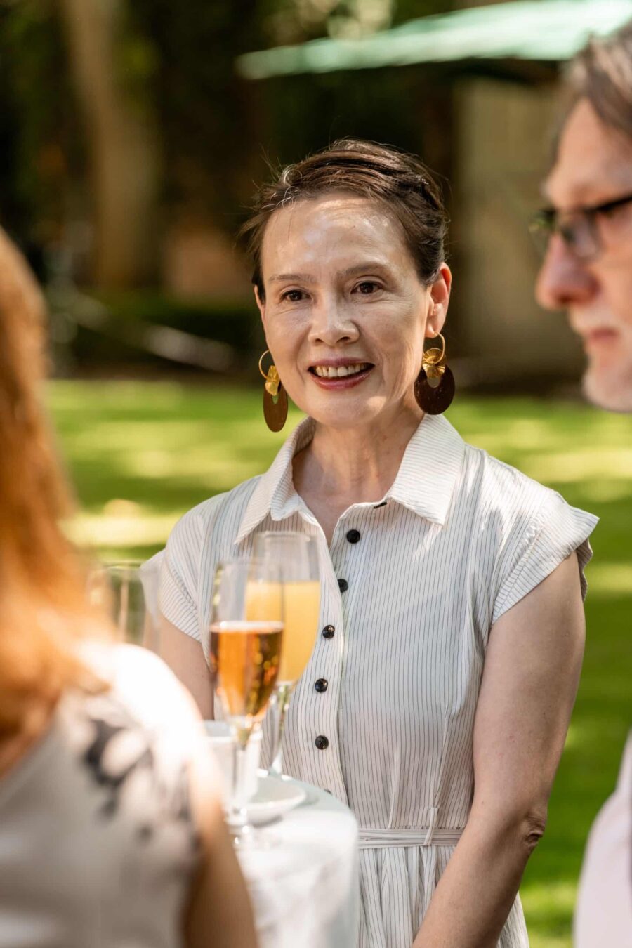 Gästeunterhaltung bei Sektempfang im Garten, Hofgut Hünersdorff