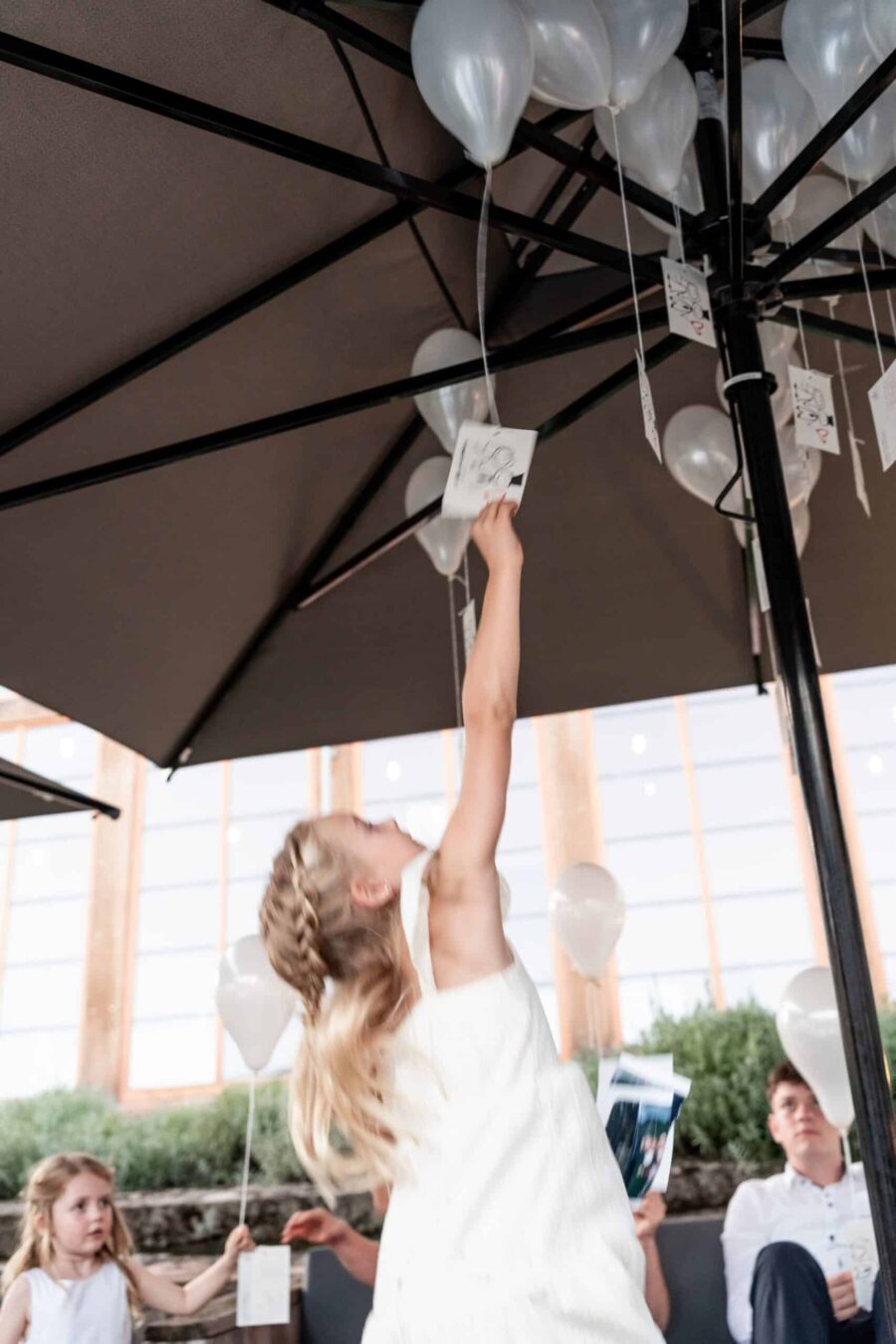 Kinder mit Luftballons unter Pavillon