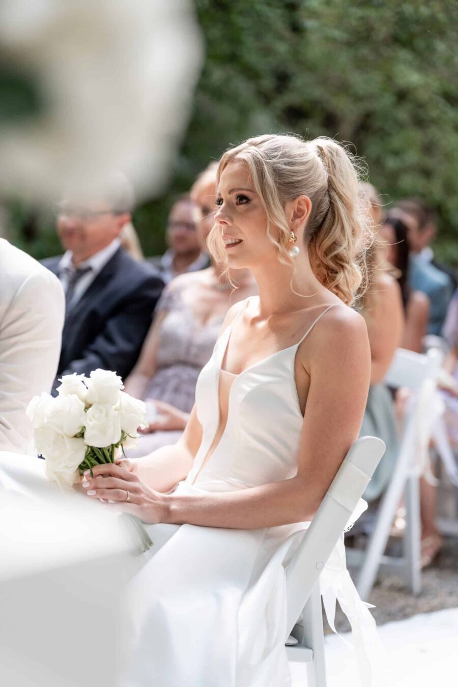 Hochzeit Villa Oriental | Editorial Summer Vibes & Live Cooking 380 Braut mit Blumenstrauß bei der Trauungszeremonie