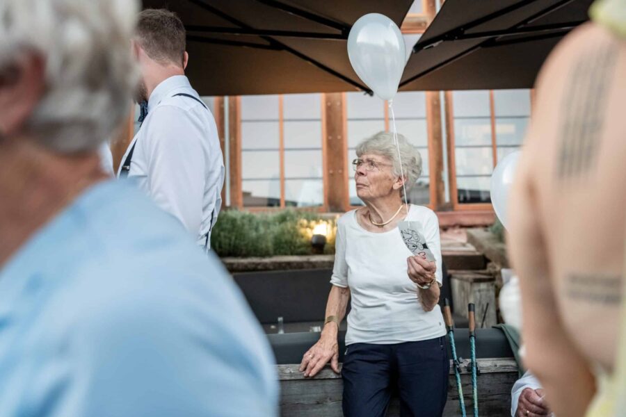 Gäste mit Luftballons im Außenbereich der Feier
