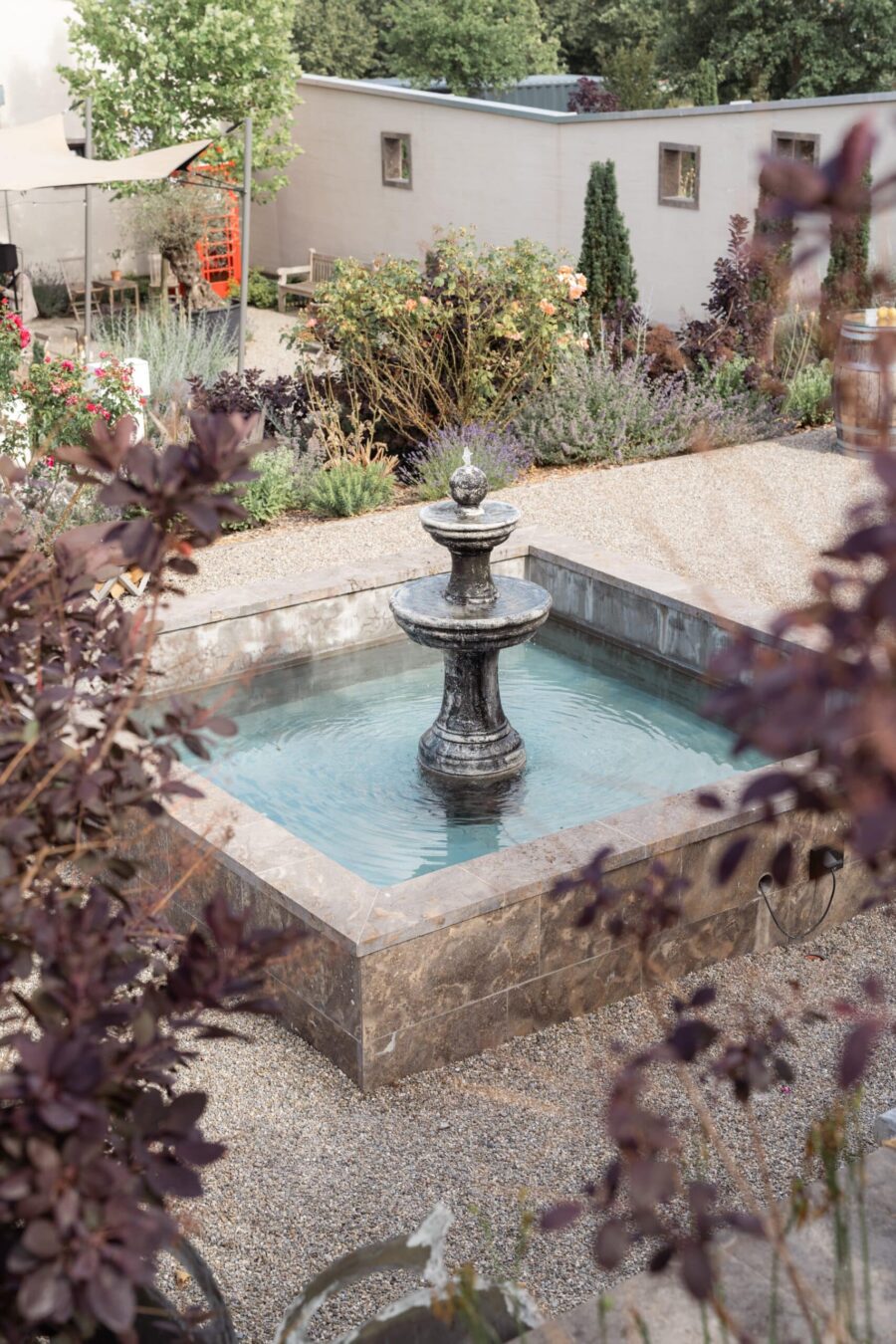 Springbrunnen im blühenden Hochzeitsgarten