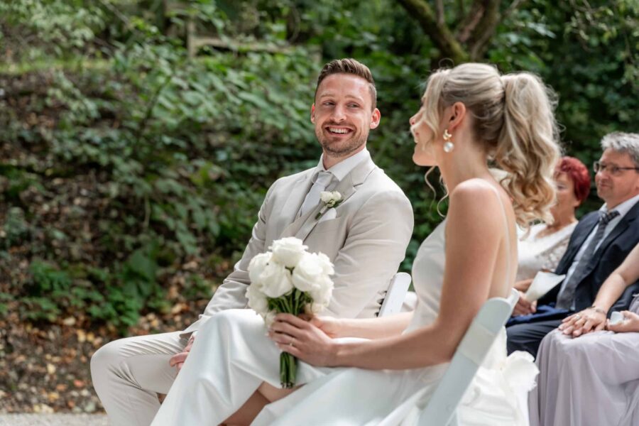 Hochzeit Villa Oriental | Editorial Summer Vibes & Live Cooking 112 Brautpaar lächelnd bei Gartenzeremonie