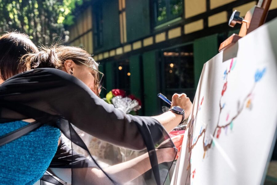 Gäste gestalten Leinwand auf Hochzeit. Hofgut Hünersdorff