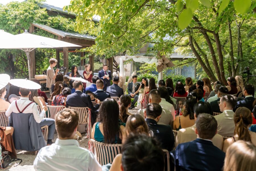 Gartenhochzeit mit Trauung unter Bäumen