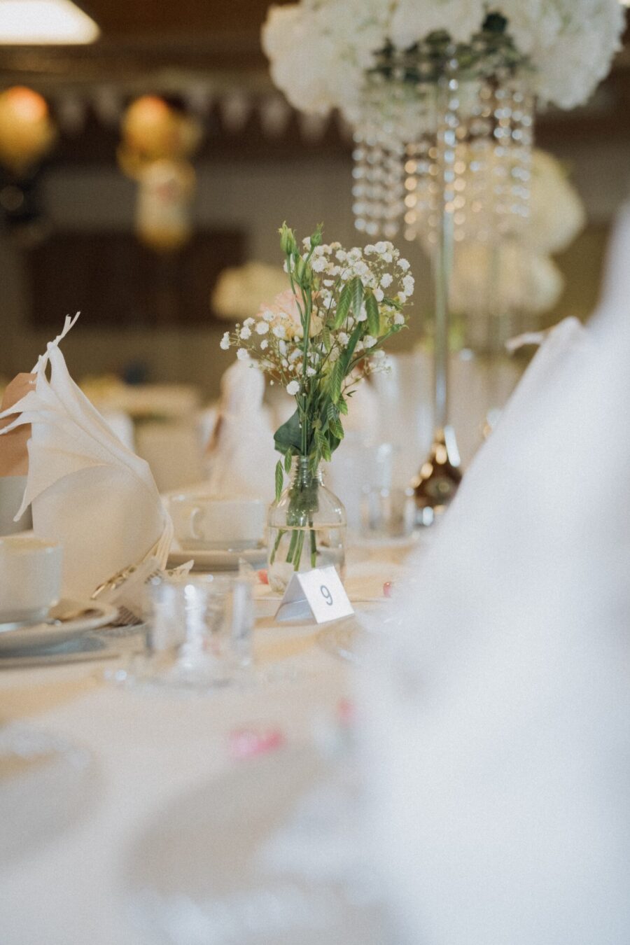 Hochzeitstafel mit Blumen und Tischdekoration