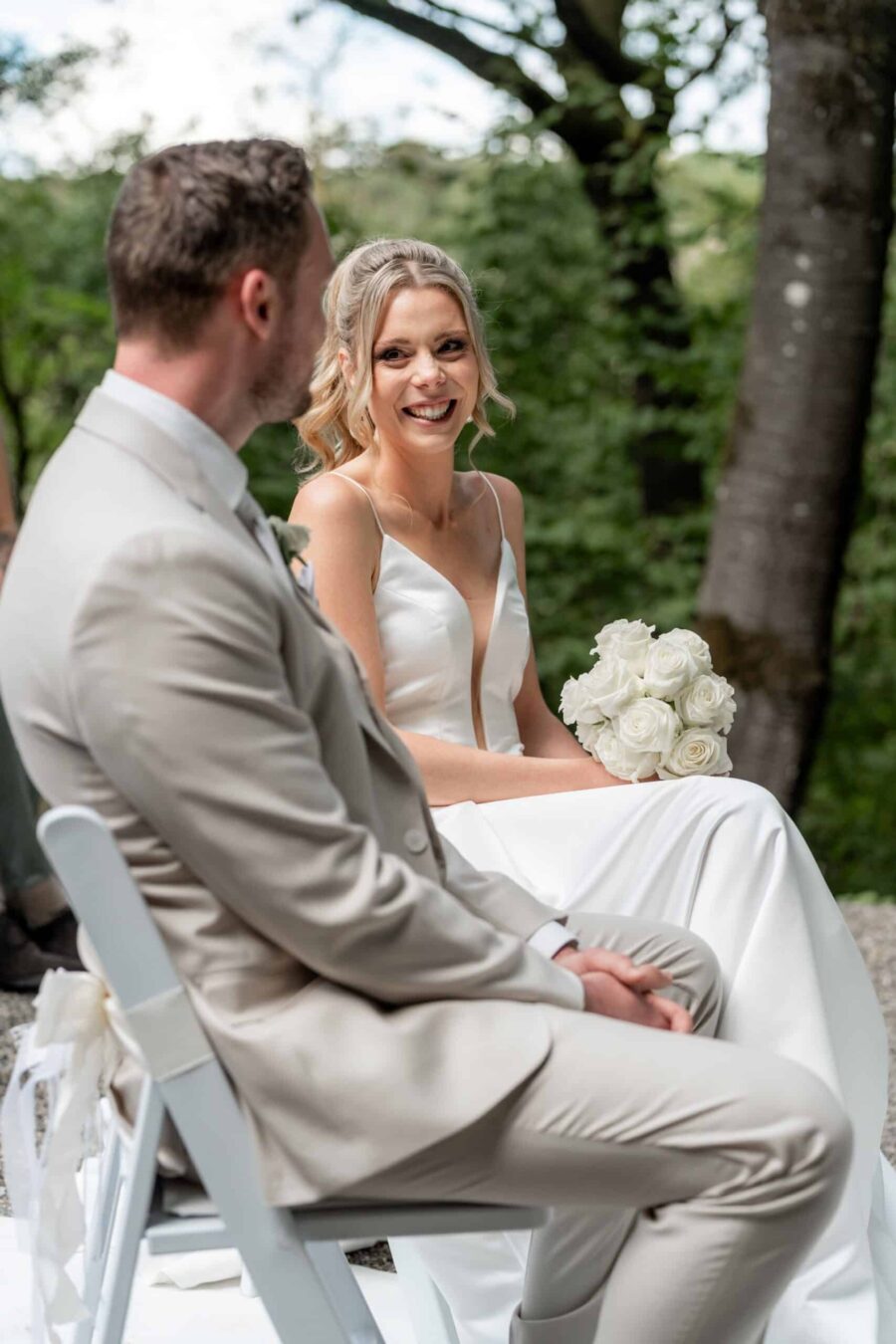 Hochzeit Villa Oriental | Editorial Summer Vibes & Live Cooking 386 Brautpaar bei Trauung unter Bäumen im Freien