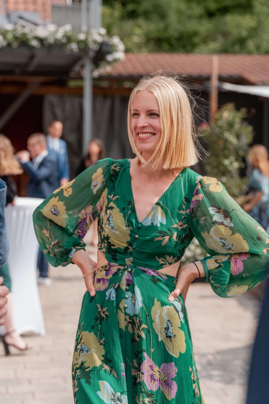 Gartenhochzeit mit Gästen im Gespräch