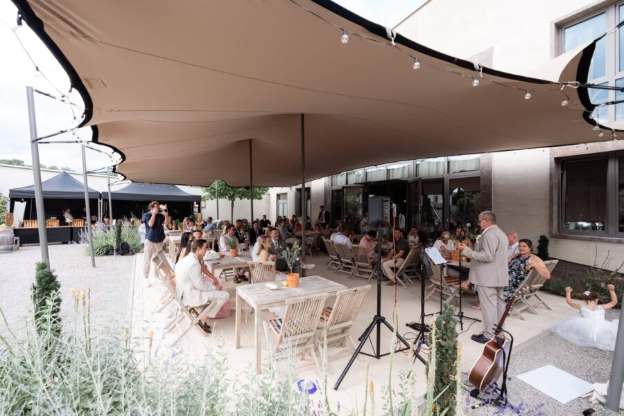 Hochzeitsfeier im Freien unter Sonnensegeln