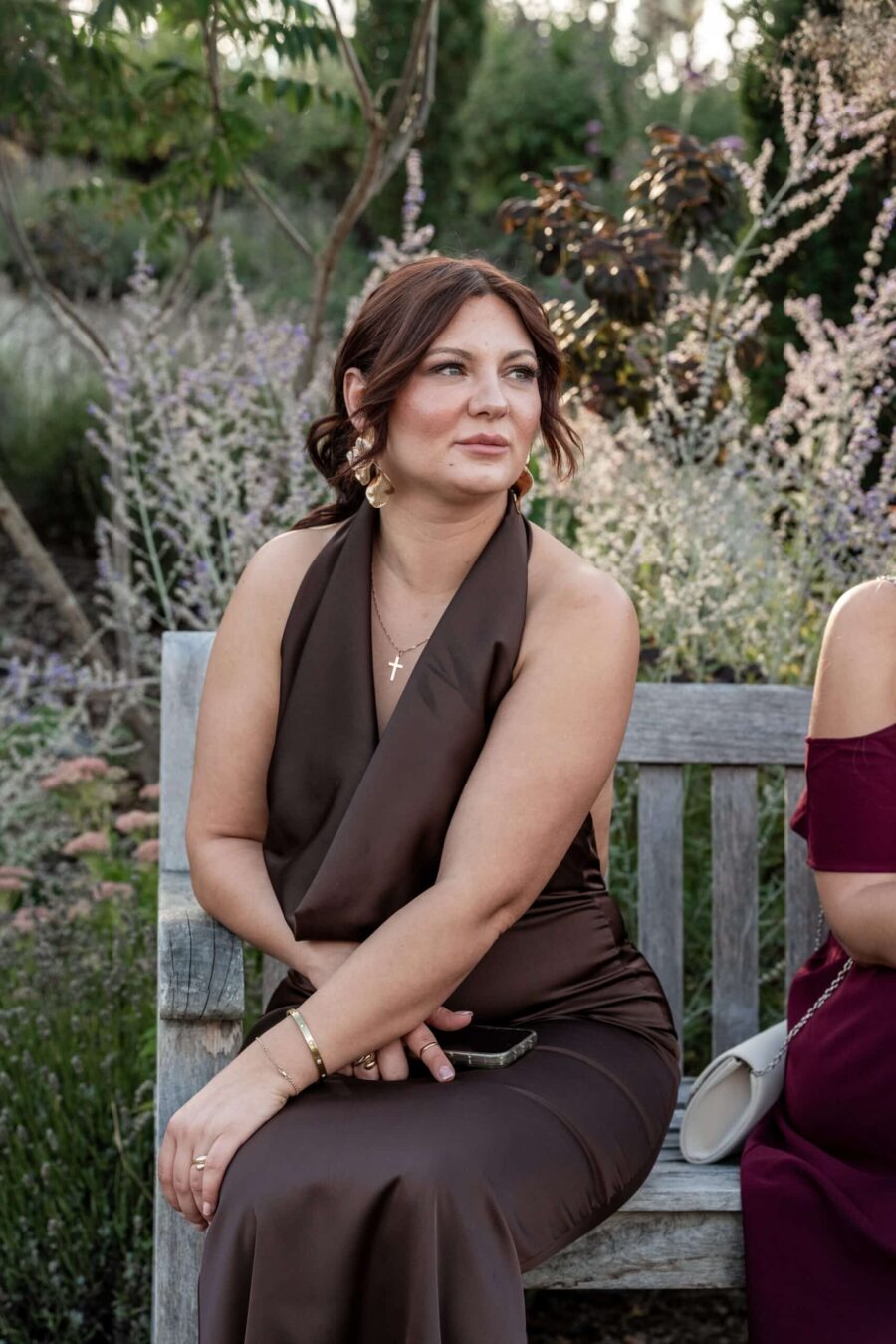 Gästin im Garten bei Hochzeitsfeier