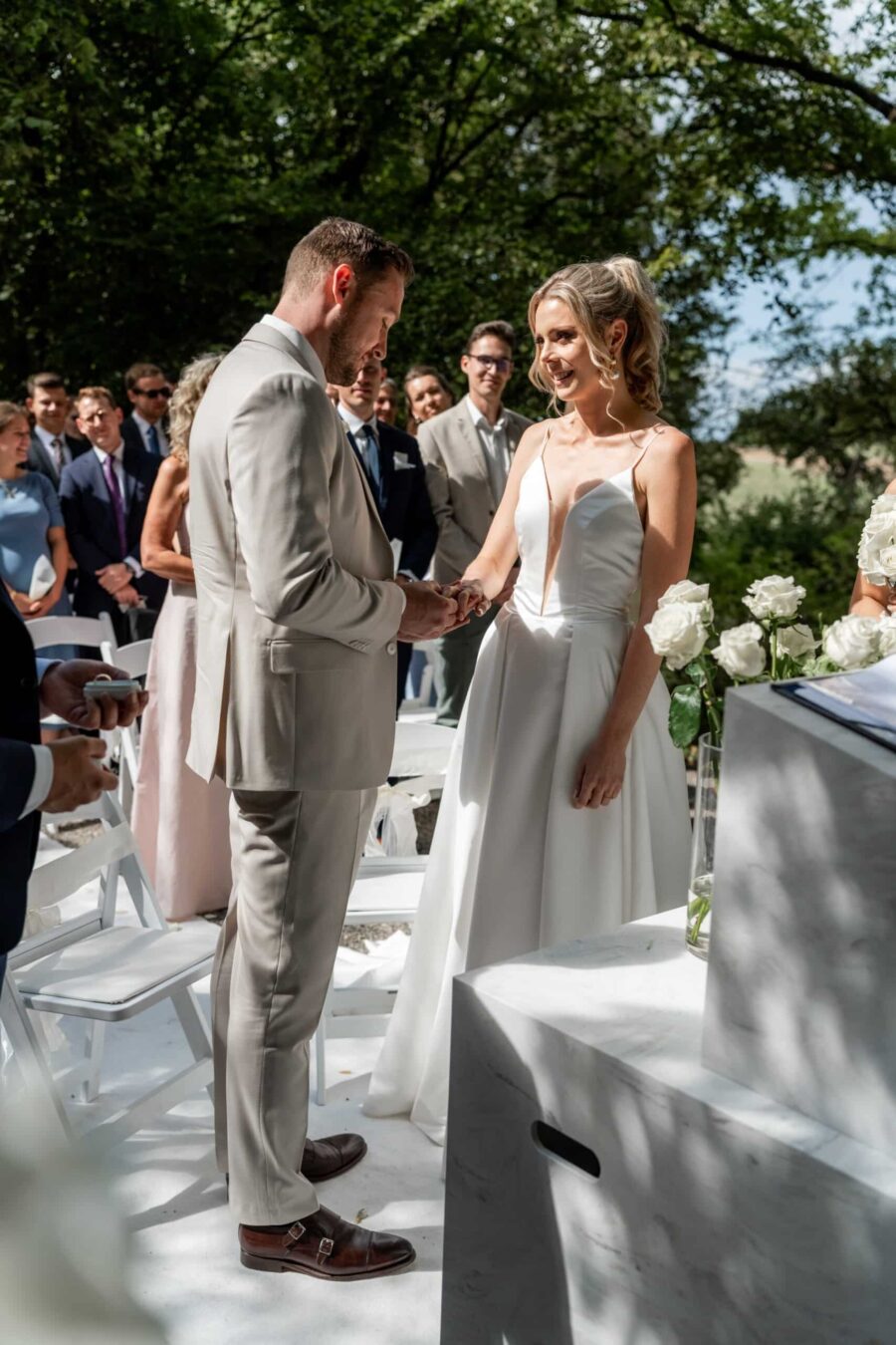 Hochzeit Villa Oriental | Editorial Summer Vibes & Live Cooking 116 Brautpaar tauscht Ringe bei Außentrauung im Garten