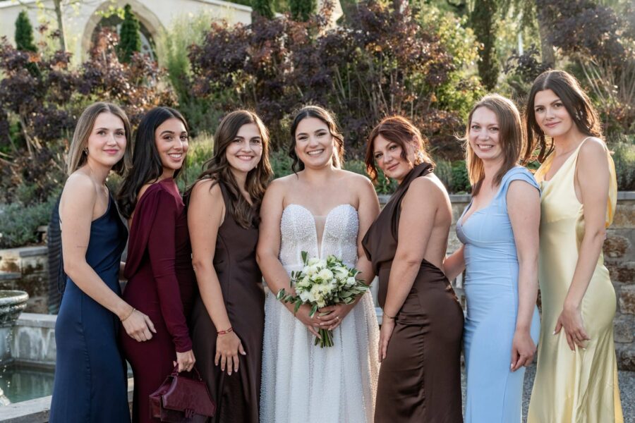 Braut mit Brautjungfern im Garten bei Hochzeit