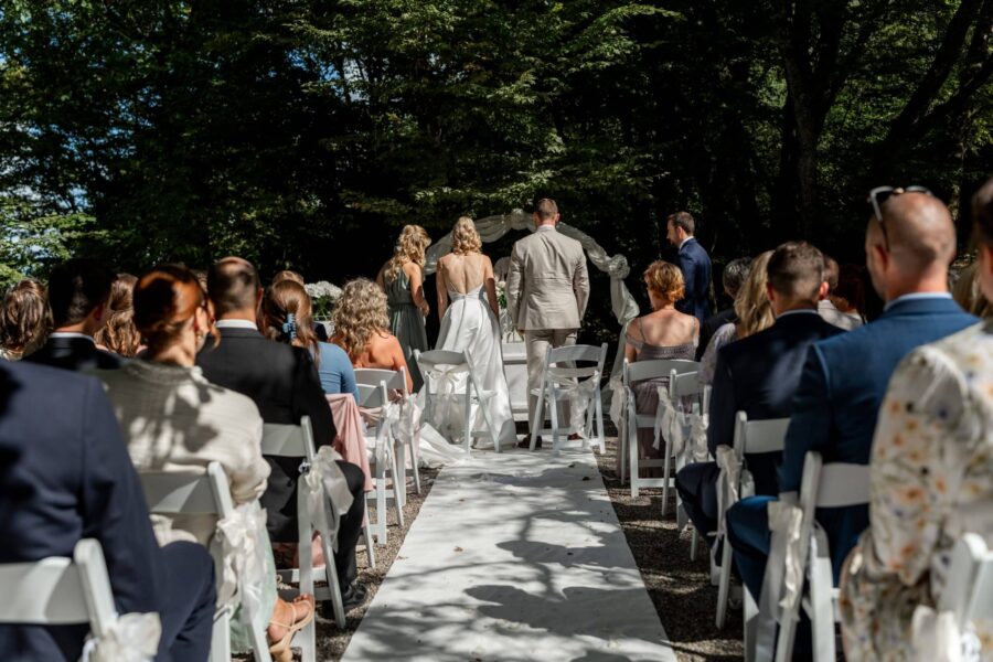 Hochzeit Villa Oriental | Editorial Summer Vibes & Live Cooking 391 Gartenhochzeit mit Brautpaar und Gästen im Freien