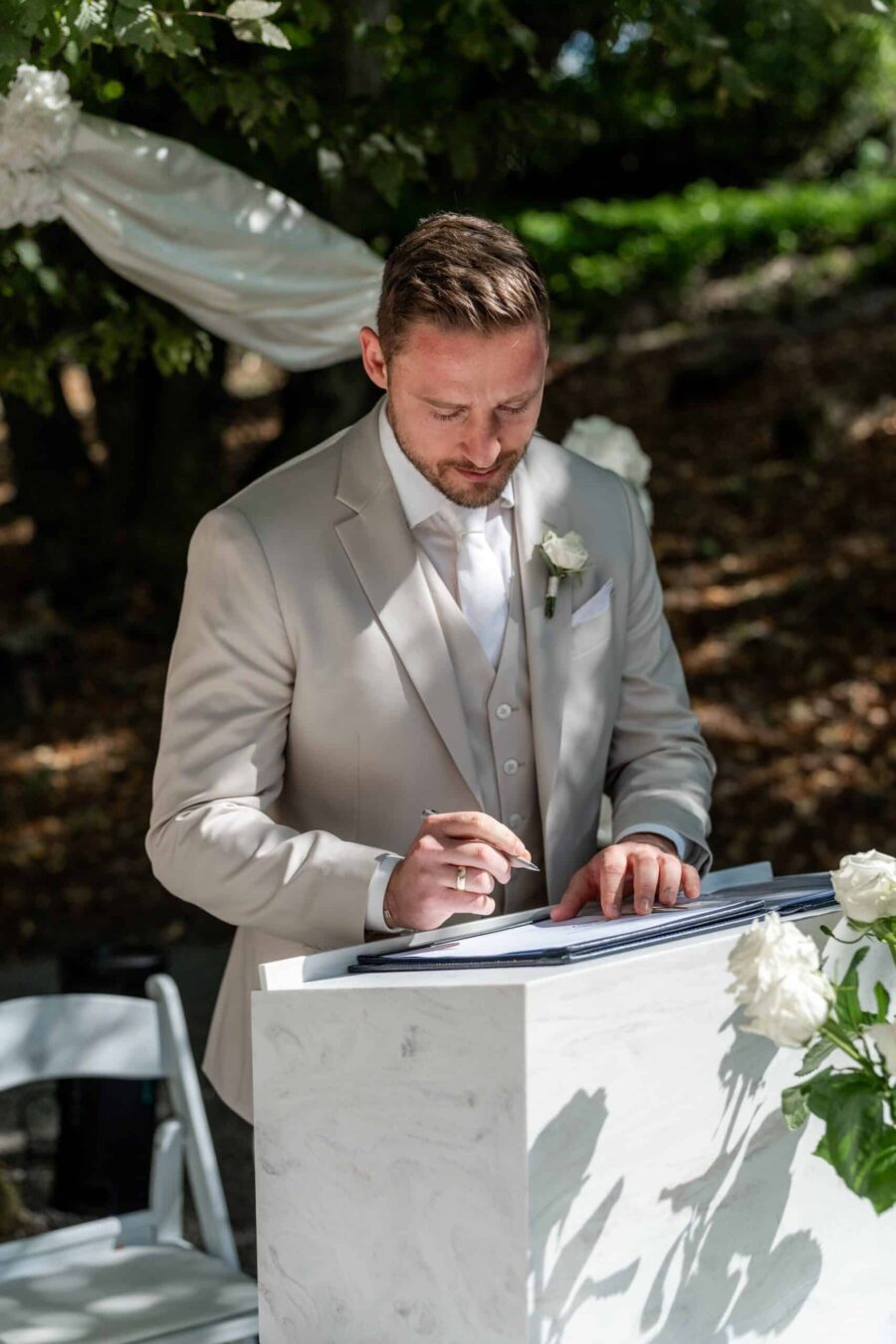 Mann unterschreibt Eheversprechen im Freien