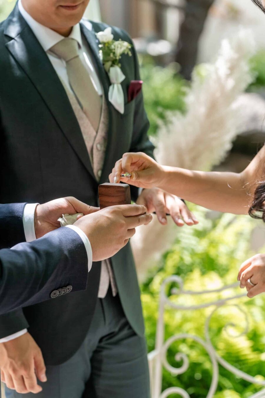 Ringtausch bei Hochzeitszeremonie im Freien
