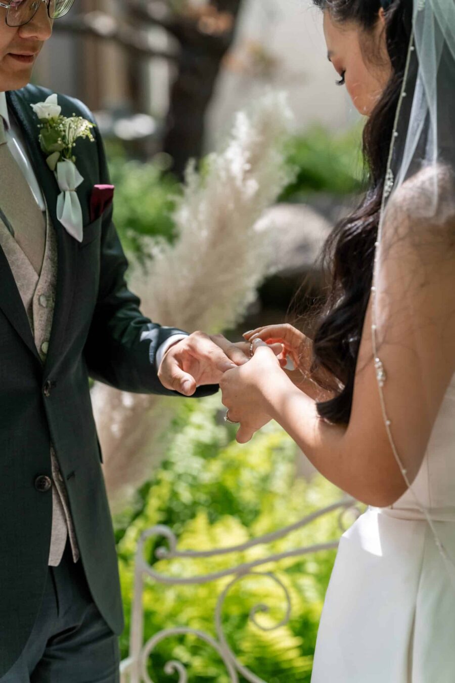 Ringe werden in Garten feierlich getauscht