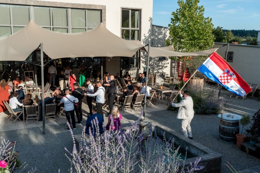 Hochzeitsfeier im Freien mit Gästen und Flagge