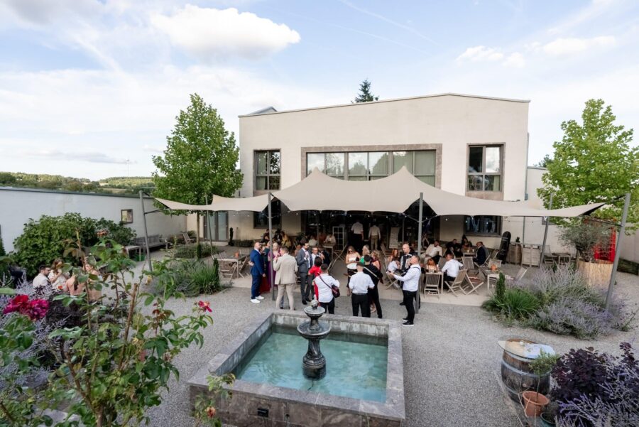 Gartenhochzeit mit Gästen und Musikern am Nachmittag