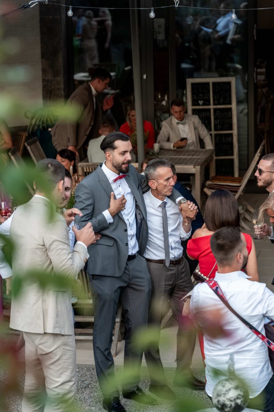 Hochzeitsgäste in eleganter Gartenfeier versammelt