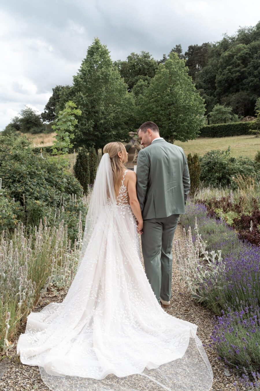 Brautpaar im Garten bei der Hochzeit