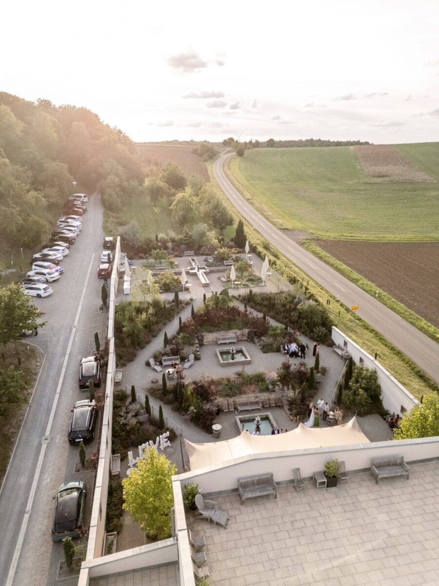 Hochzeitsfeier im Garten mit Springbrunnen und Zelt