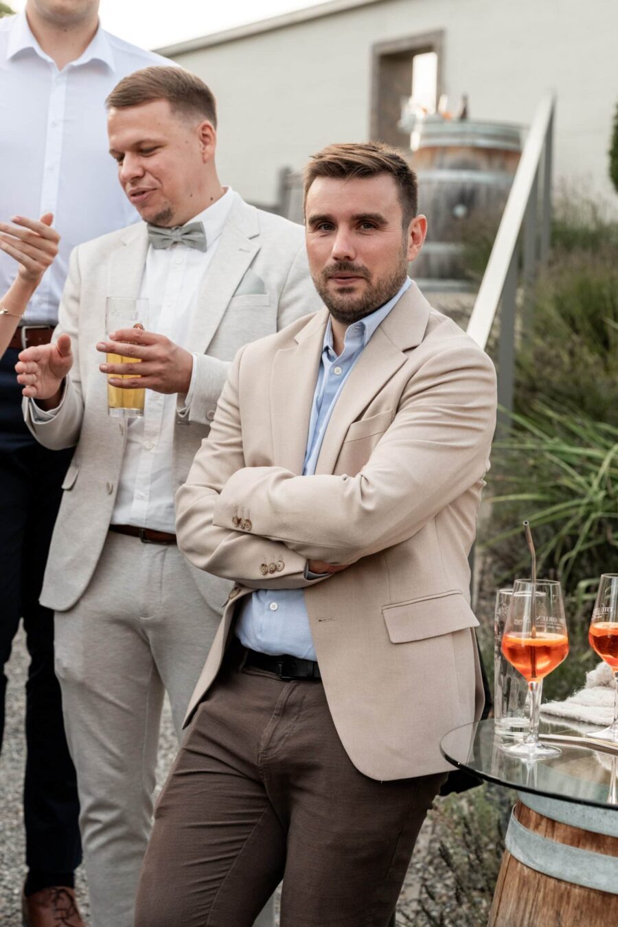 Gäste entspannen bei Hochzeitsfeier im Freien.