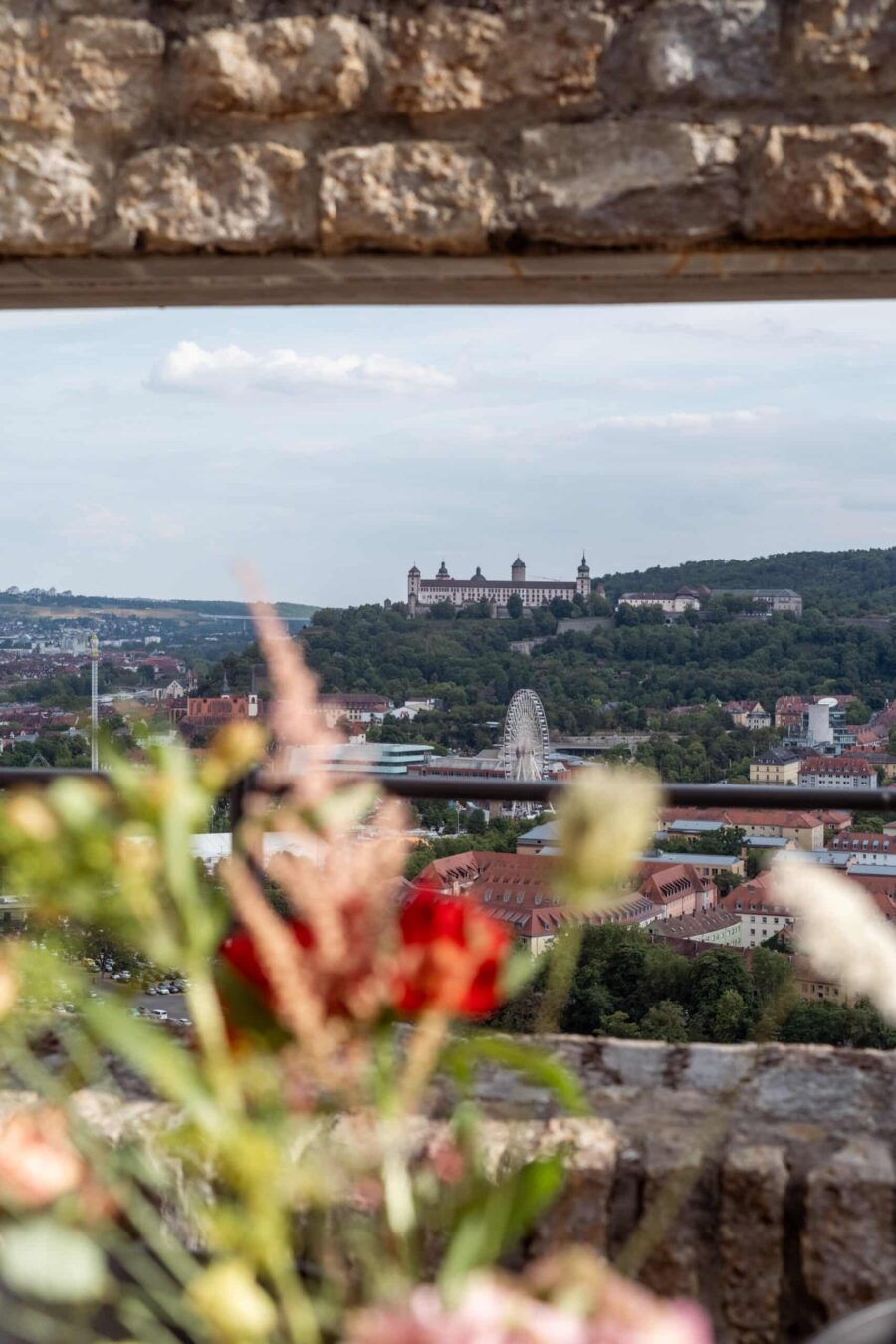 Blick auf Burg und Stadt im Sommergarten