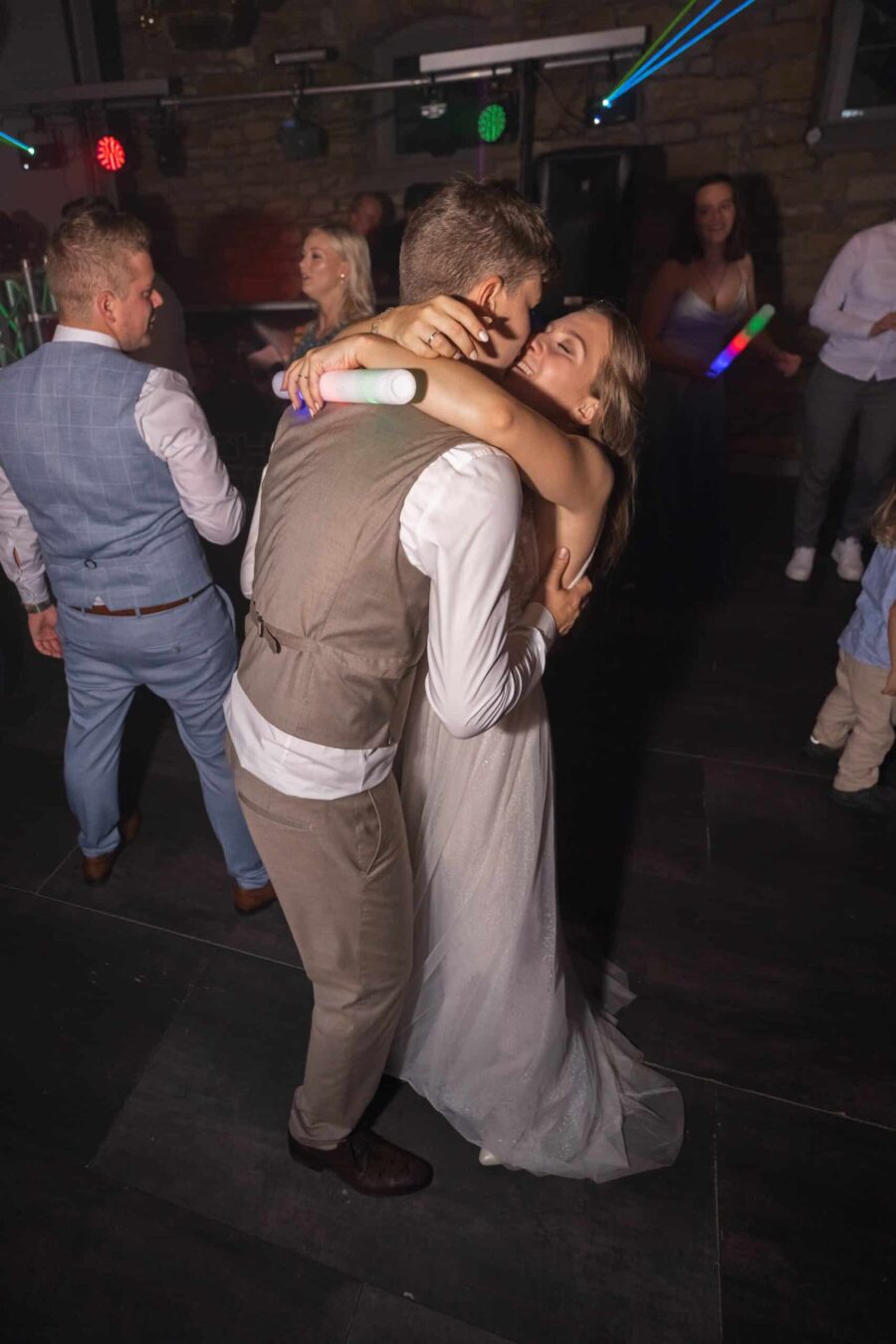 Tanzendes Brautpaar auf der Hochzeitsfeier.