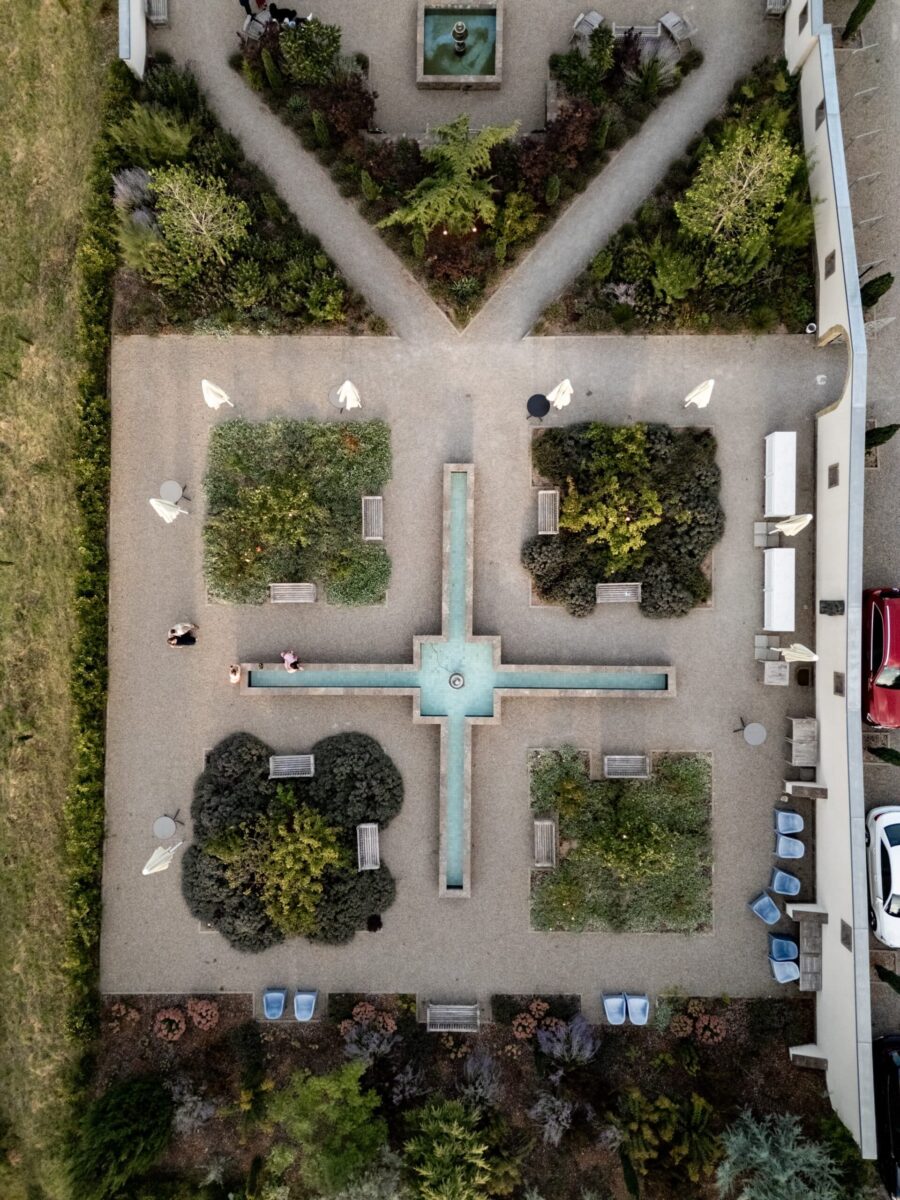 Gartenansicht mit fontänenähnlichem Wasserbecken