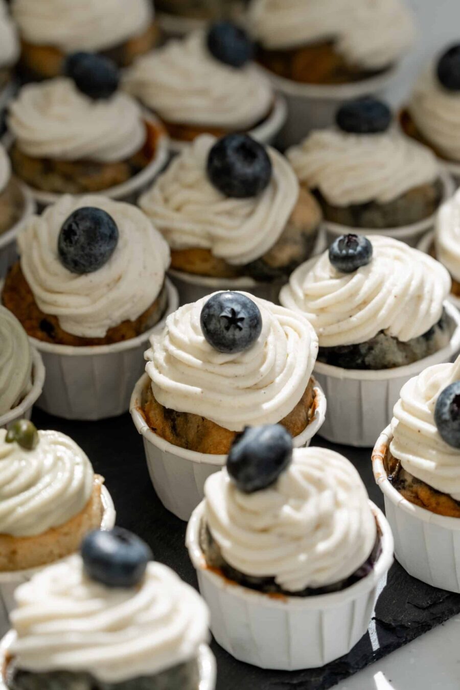 Cupcakes mit Sahnehaube und Blaubeeren