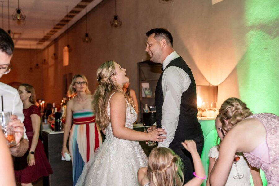 Brautpaar tanzt bei Hochzeitsfeier in festlichem Saal