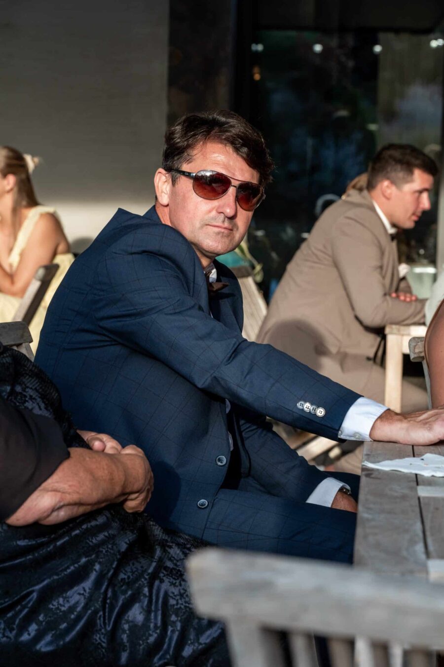 Gäste bei Hochzeitsfeier im Freien