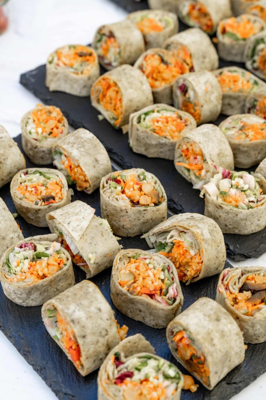 Hochzeit Villa Oriental | Editorial Summer Vibes & Live Cooking 124 Vegetarische Wraps auf Schieferplatte als Hochzeitsbuffet