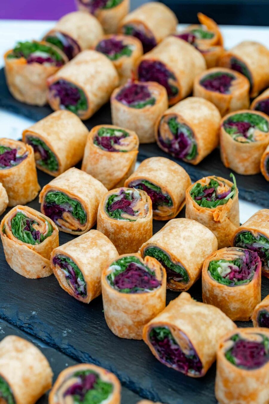 Hochzeit Villa Oriental | Editorial Summer Vibes & Live Cooking 398 Leckere Wrap-Röllchen auf Schieferplatte
