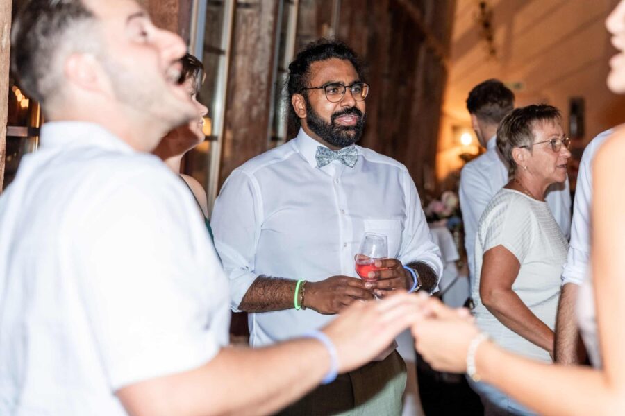 Hochzeitsgäste bei Empfang im Festsaal