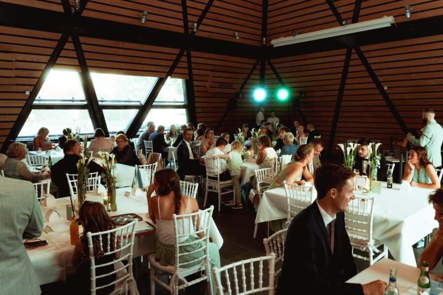 Hochzeitsgesellschaft im modernen Innenraum feiern