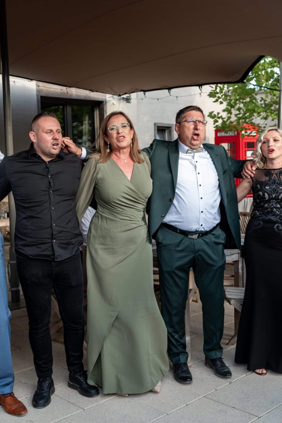 Gäste singen zusammen auf Hochzeitsempfang